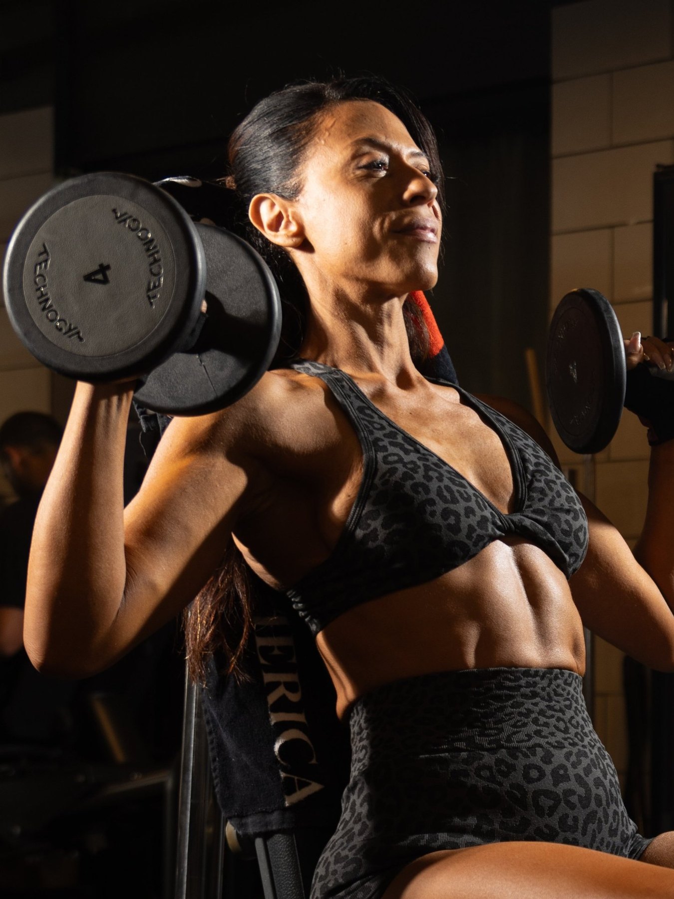 Sayris Athena training shoulders with dumbbells